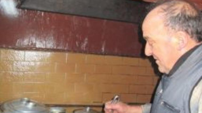 Kars&rsquo;ta Yemeklerini Kuzine Ocakta Pişiriyor