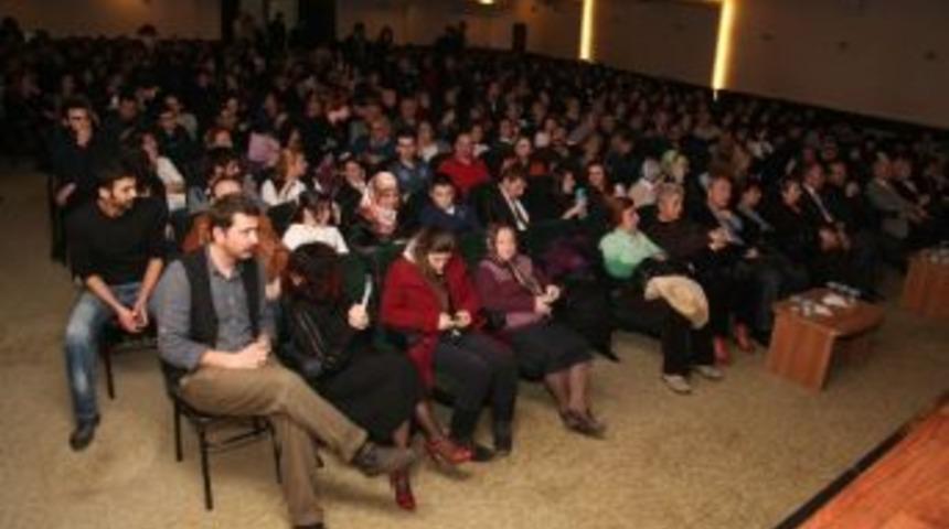 &ldquo;d&uuml;d&uuml;kl&uuml;de Kıymalı Bamya&rdquo; Seyirciyle Buluştu