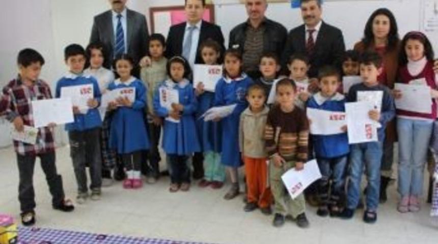 Samsat Kaymakamı, K&ouml;y Okulunda Karne Dağıttı