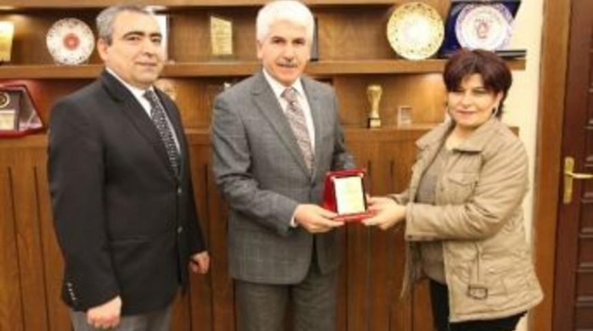 Engelliler Derneği'nden Başkan Burhan Sakallı'ya Plaket