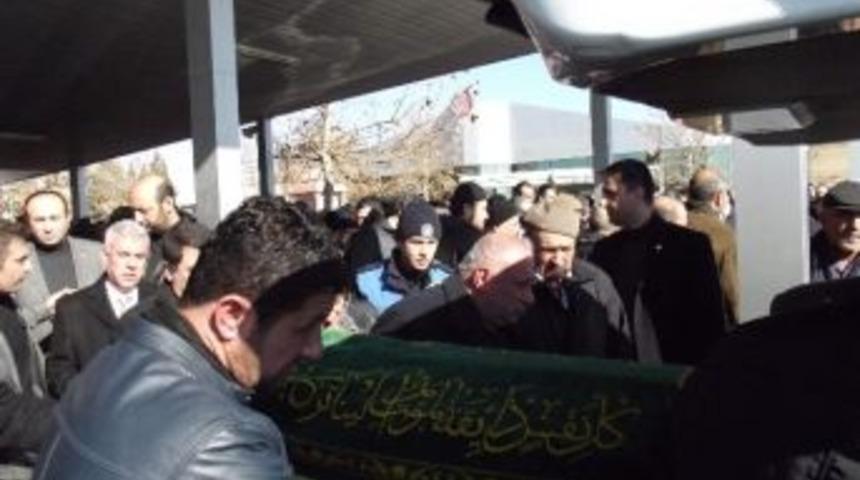 Gazeteci Yazar Vahap Munyar&rsquo;ın Annesi Toprağa Verildi