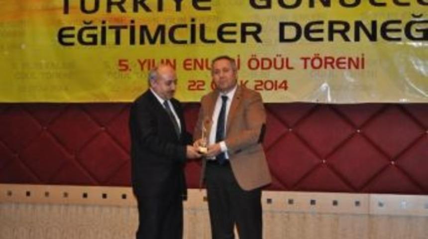 Başkan Aky&uuml;rek&rsquo;e Eğitim &Ouml;d&uuml;l&uuml;