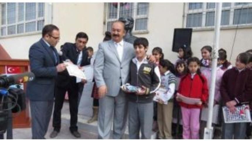 Yarışmada Dereceye Giren &Ouml;ğrencilere Hediyeler Verildi