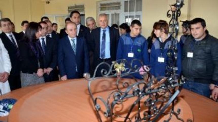 Vali &Ouml;zt&uuml;rk "umut Yıldızları Projesi" Kurs A&ccedil;ılışını Yaptı