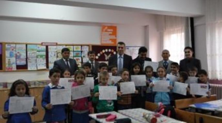 Demirci Kaymakamı Sezgin Karne Dağıttı