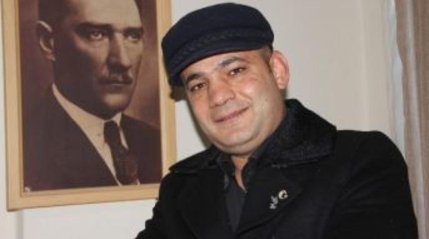 T&uuml;rkoğlu, B&uuml;lent Ecevit&rsquo;in Kasketiyle Se&ccedil;im &Ccedil;alışmasına Başladı