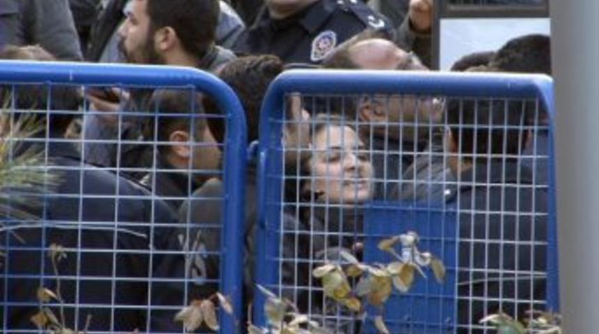 Başbakanlık &Ouml;n&uuml;nde Eylem Yapmak İsteyen Dev-gen&ccedil;li Gruba G&ouml;zaltı