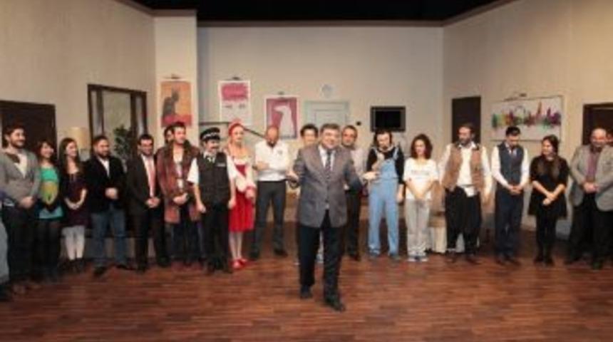 Bornova'da Tiyatro Şenliği Başladı