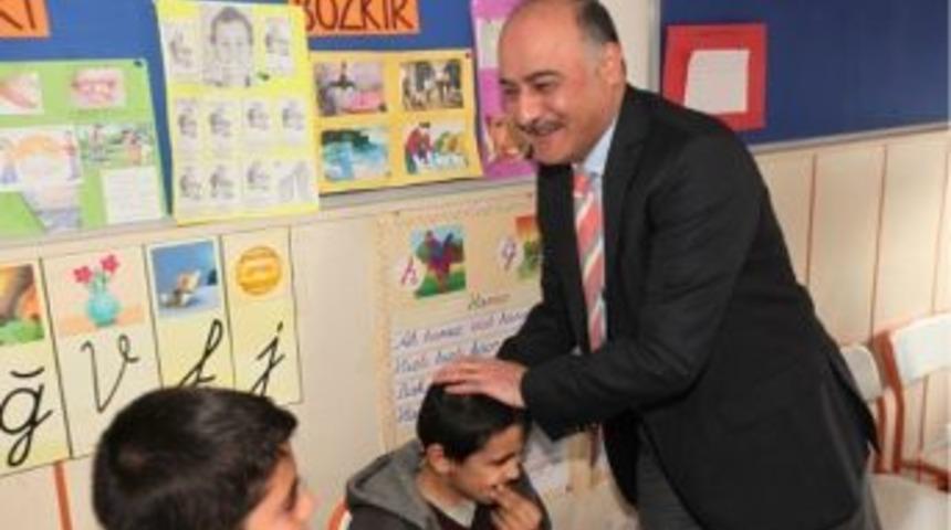 Başkan Karaman, &Ouml;ğrencilere Karne Dağıttı