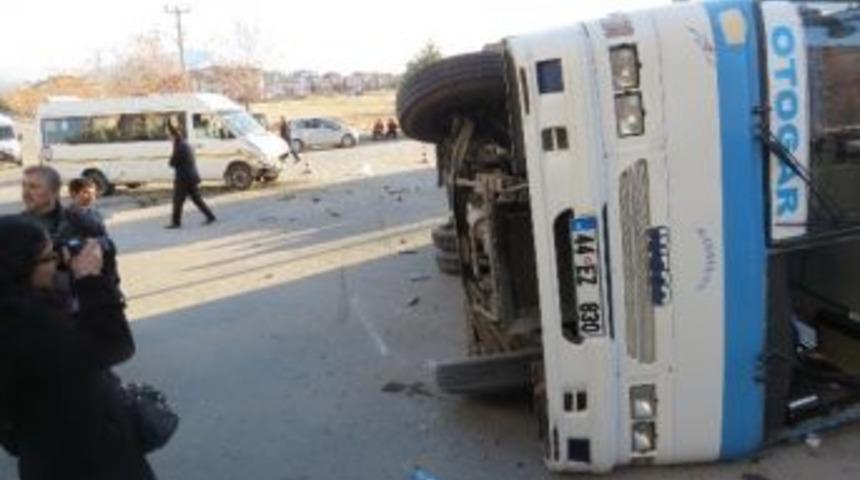Servis Minib&uuml;s&uuml; İle Halk Midib&uuml;s&uuml; &Ccedil;arpıştı: 7 Yaralı