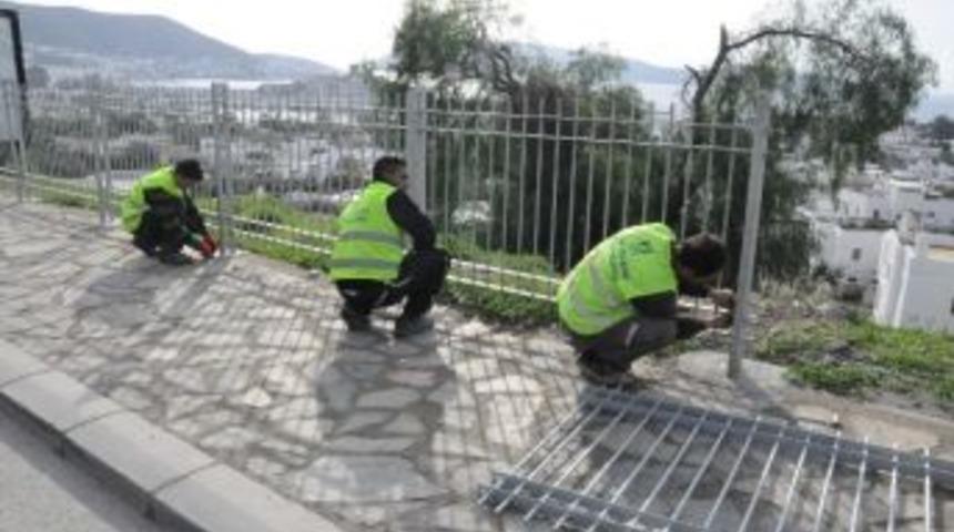 Bodrum Antik Tiyatro &Ouml;n&uuml;ndeki Korkuluklar S&ouml;k&uuml;ld&uuml;