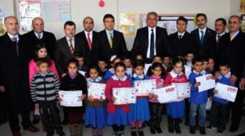 Ağrı Valisi Tekinarslan, &Ouml;ğrencilere Karne Dağıttı