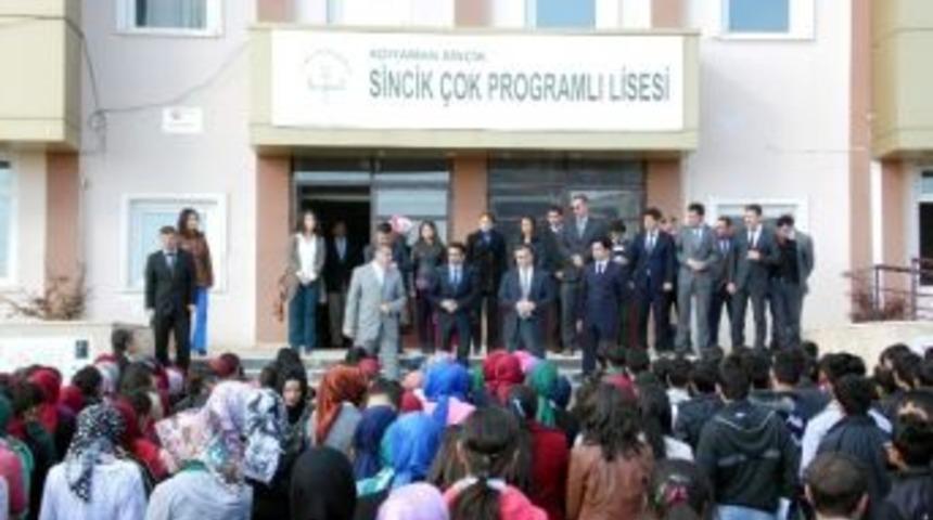 Kaymakam G&uuml;ven, Karne Dağıttı