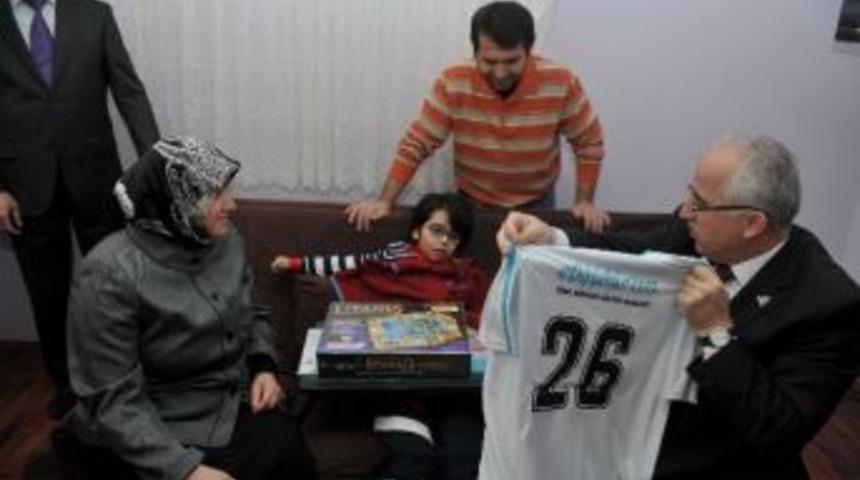 Vali Tuna İle Eşi Evde Eğitim Gören Öğrencinin Karnesini Verdi