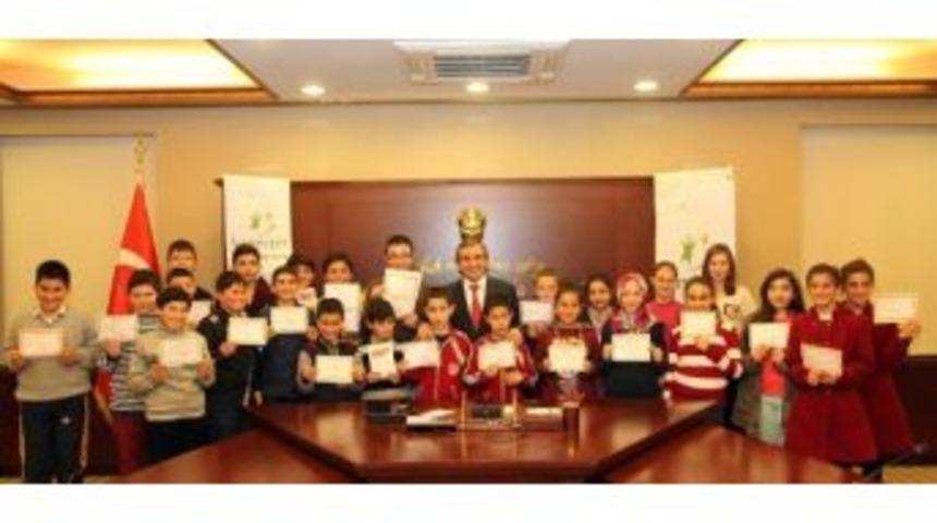 Takdir Belgelerini Alan Hami-yet &Ccedil;ocukları Yozgat Valisi Yazıcı&rsquo;ya Koştu