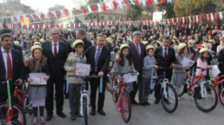 İzmit Belediyesi &Ouml;ğrencilere Bisiklet Dağıtmaya Devam Ediyor