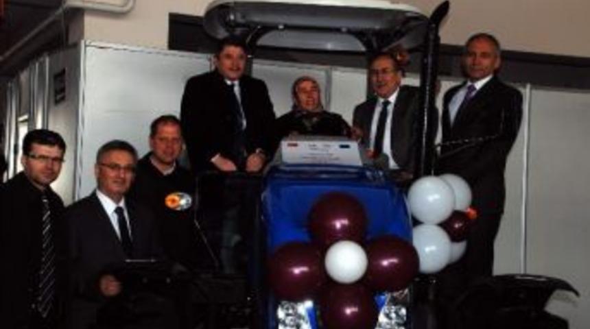 Manisalı 33 &Ccedil;ift&ccedil;iye Hibe Destekli Trakt&ouml;r