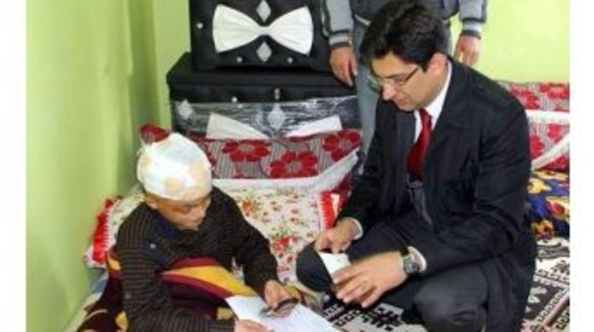 Erciş&rsquo;te Yanık Tedavisi G&ouml;ren &Ouml;ğrenciye Kaymakamdan Karne S&uuml;rprizi