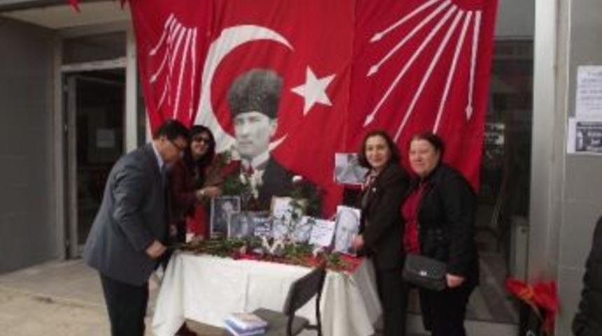 Uğur Mumcu Karanfiller İle Anıldı