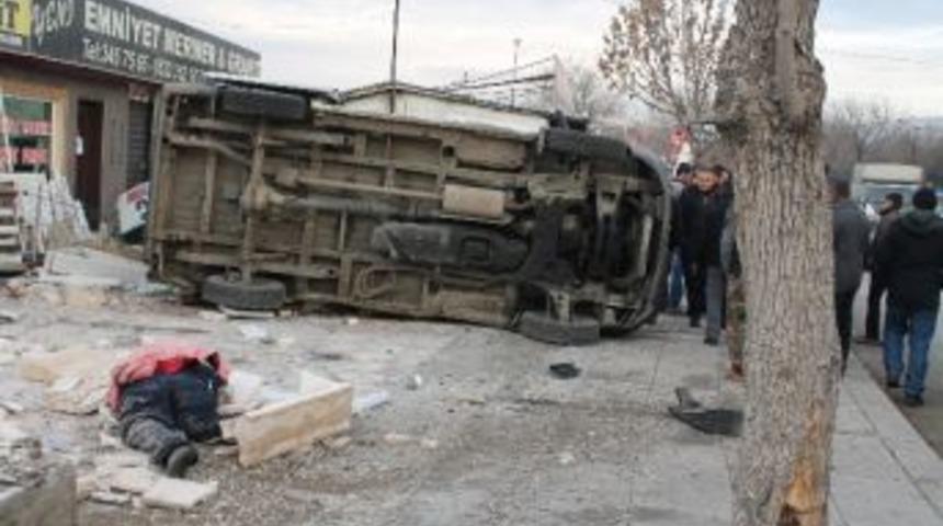 &Ouml;nce Araca Sonra Yayaya &Ccedil;arptı