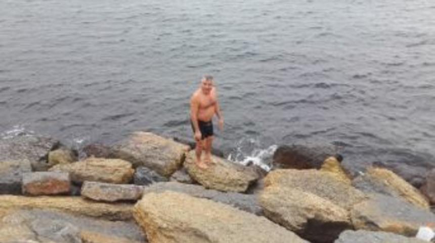 (&ouml;zel Haber) Yağmurlu Havada Buz Gibi Denize Girdi