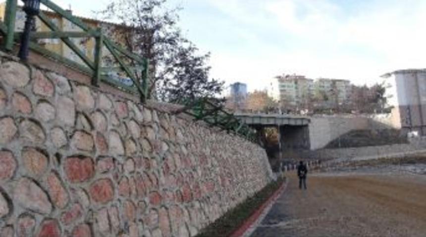 &Ccedil;ocuk Parkı Onarım Bekliyor