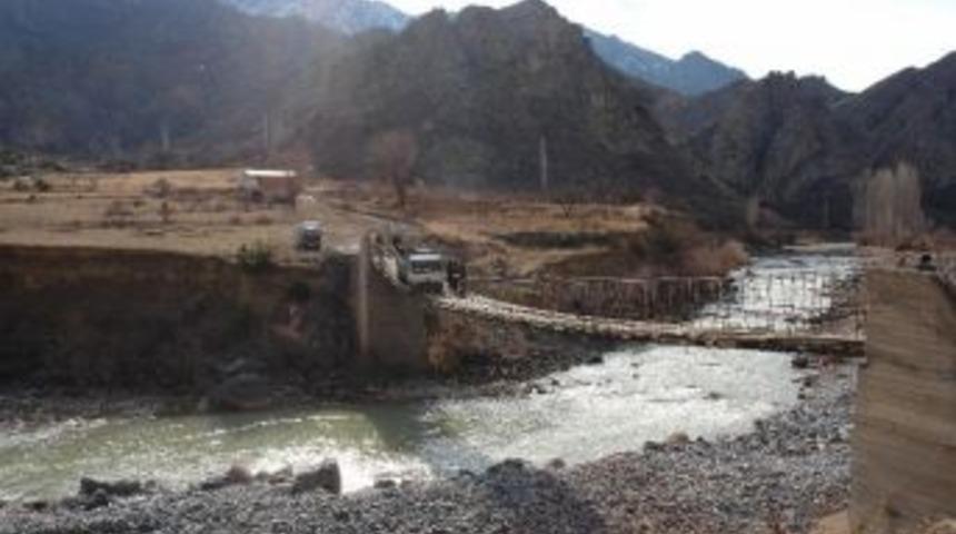 K&ouml;m&uuml;r Y&uuml;kl&uuml; Kamyon Asma K&ouml;pr&uuml;den Ge&ccedil;meye &Ccedil;alışınca