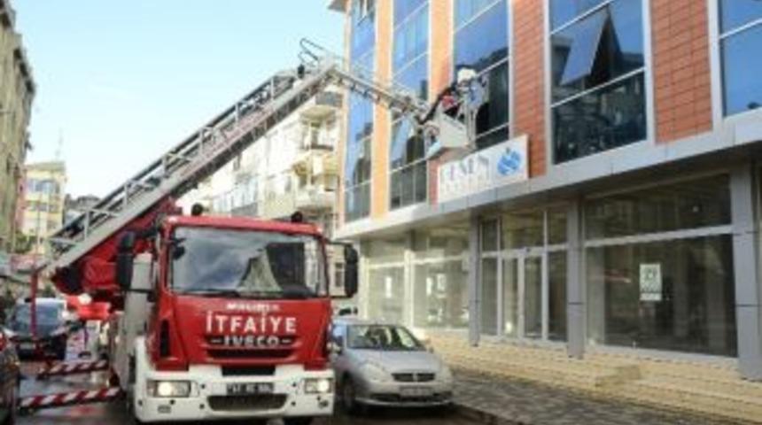 İş Merkezinde Çıkan Yangın Paniğe Neden Oldu