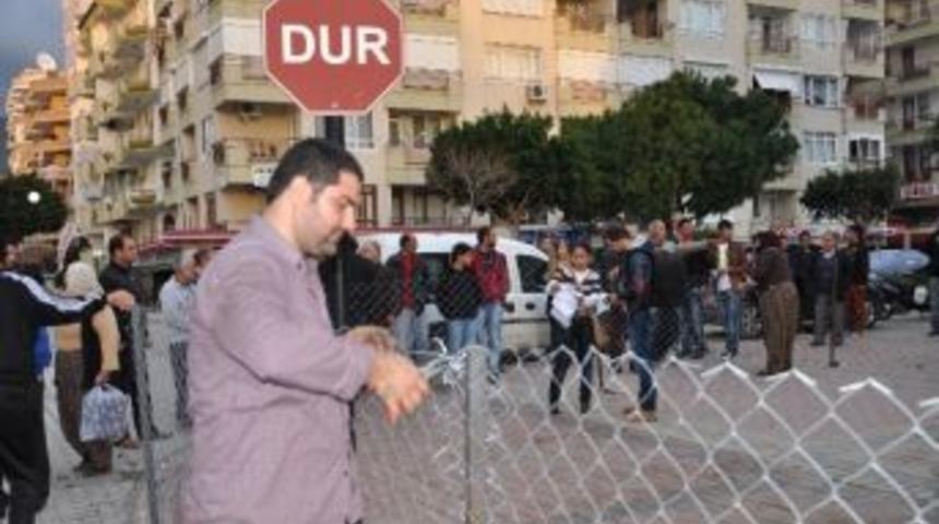 Kaldırımı Tel &Ouml;rg&uuml;yle Kapattılar