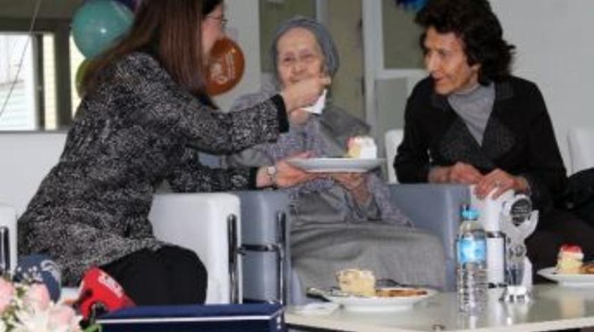 Bakan İslam, 100 Yaşına Giren Halide Nine İle Pasta Kesti