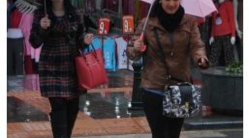 Antalya G&uuml;ne Yağmurla Uyandı