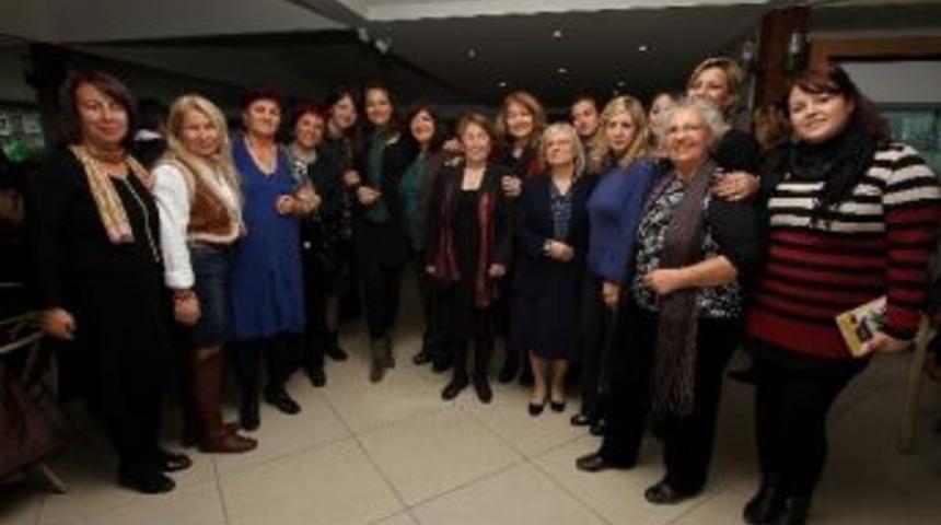 Karşıyakalı Kadınlardan &Ouml;rnek Davranış