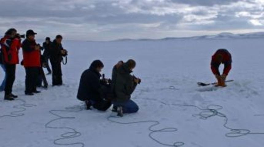 Fotoğraçılar Çıldır Gölü’nde Balık Tuttular