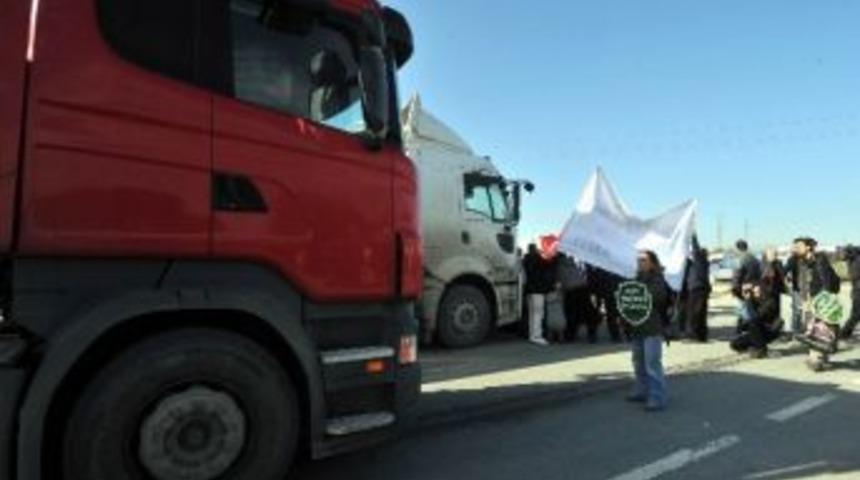 İstimlak Mağduru Köylüler Yolu Trafiğe Kapattı