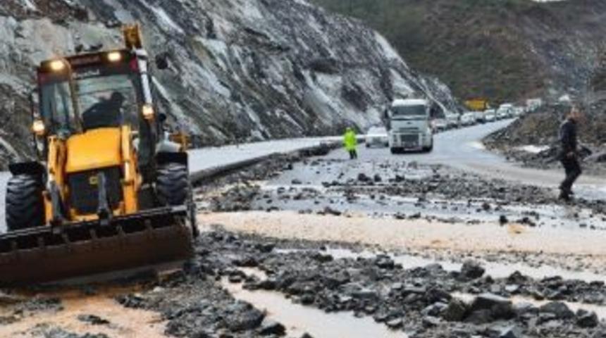 Kopan Kayalar Muğla Fethiye Karayolunu Kapattı