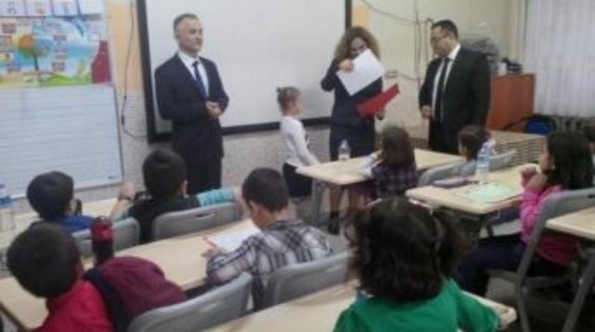 Kapaklı Kaymakamı Kuzulu, &Ouml;ğrencilerin Karne Heyecanına Ortak Oldu