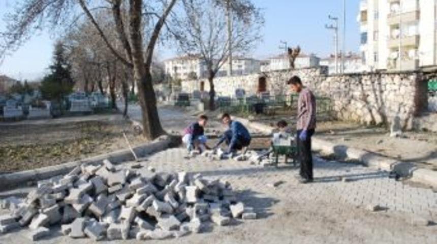 Turhal&rsquo;da Mezarlıklarda Bakım &Ccedil;alışması