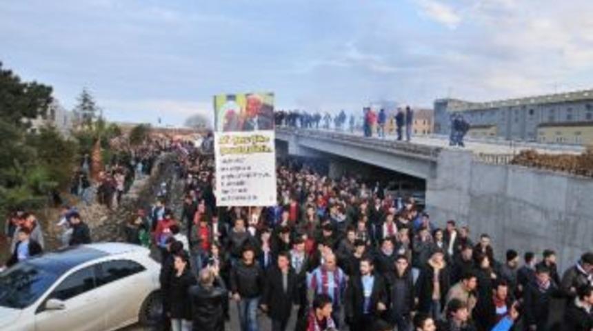 Trabzonspor Taraftarı Haksızlığa Karşı Y&uuml;r&uuml;yor