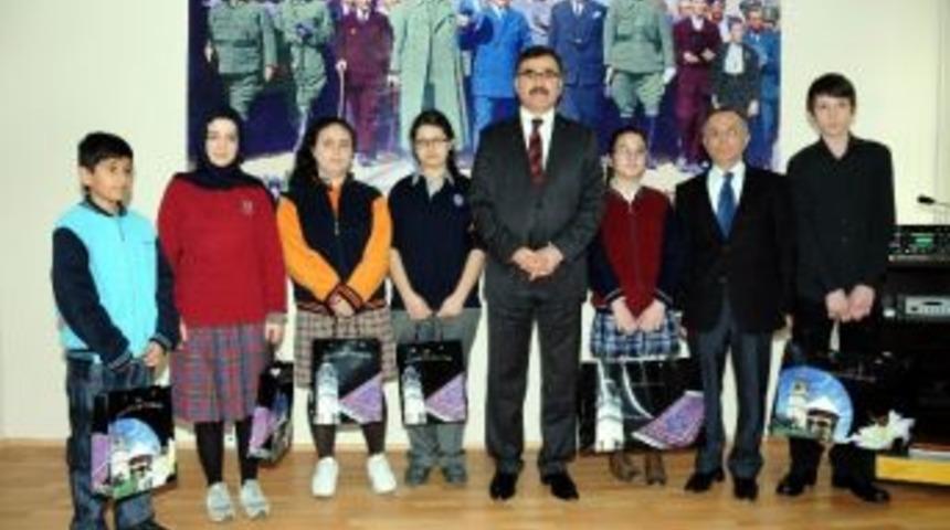 İnsan Haklarını Anlatıp &Ouml;d&uuml;l Kazandılar