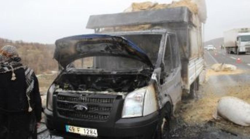 Seyir Halindeki Saman Y&uuml;kl&uuml; Kamyonet Yandı