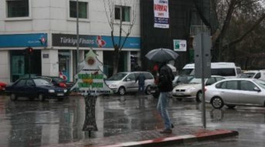 Afyonkarahisar'da Beklenen Yağış Bug&uuml;n Geldi
