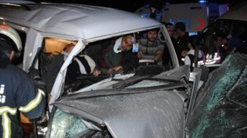 Kocaeli'de İki Kazada 4 Kişi &Ouml;ld&uuml;, 13 Kişi Yaralandı