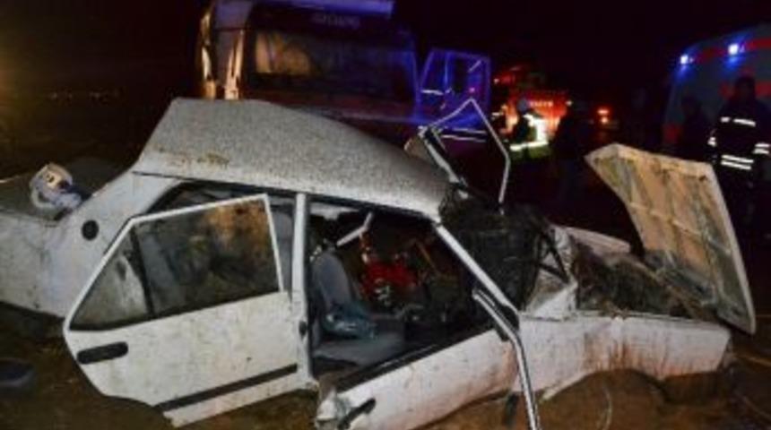 Anayola Dikkatsiz &Ccedil;ıkan Otomobil, Kamyonun Altında Kaldı: 3 &Ouml;l&uuml;