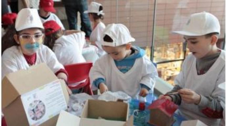 Kuşlar Soğukta &Uuml;ş&uuml;mesin Diye Minik Elleriyle Yuva Yaptılar