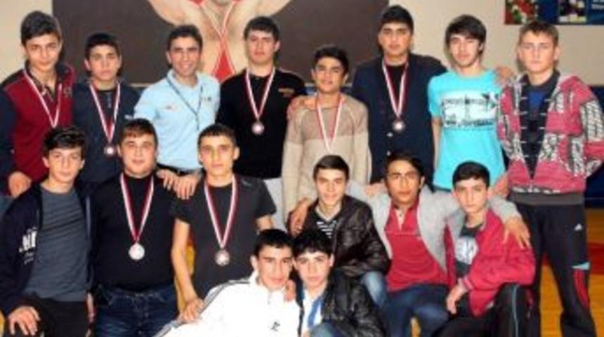 Aydın&rsquo;ın Gen&ccedil; G&uuml;reş&ccedil;ileri Minderde Boy G&ouml;sterdi