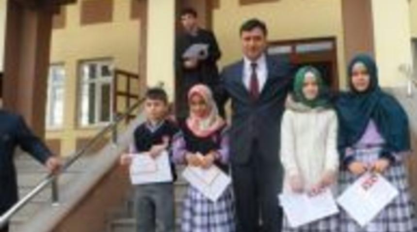 &Ouml;ğrenciler karne sevinci yaşadılar