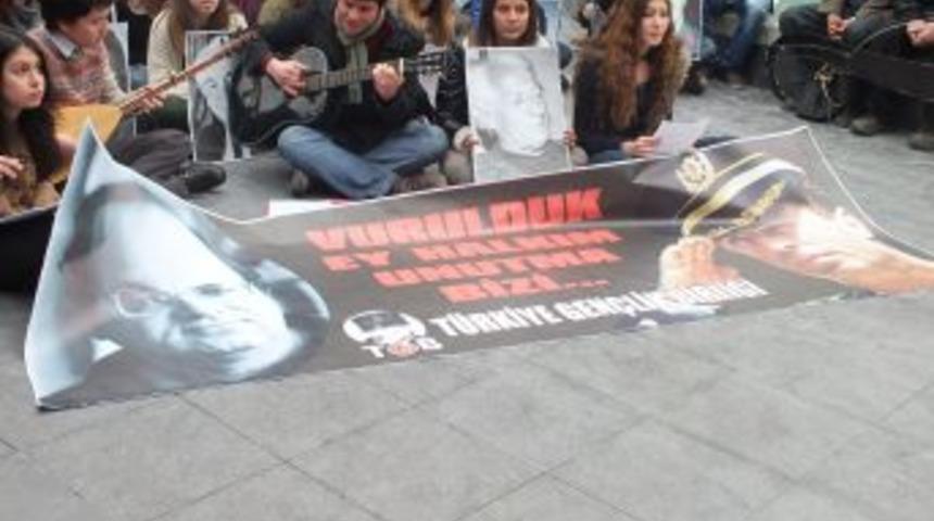 Atat&uuml;rk&ccedil;&uuml; D&uuml;ş&uuml;nce Derneği Manisa şubesi devrim şehitlerini andı