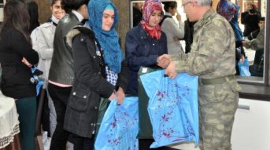 Jandarma 12 Başarılı &Ouml;ğrenciyi Ağırladı