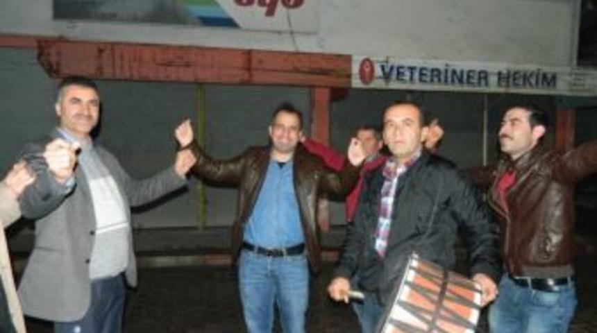 (&ouml;zel Haber) Yağmura &Ccedil;iftetellili Kutlama