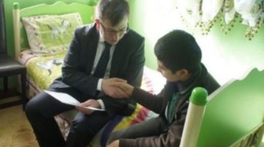 Doğubayazıt Kaymakamı Daştan, Engelli &Ouml;ğrenciye Karnesini Evinde Verdi